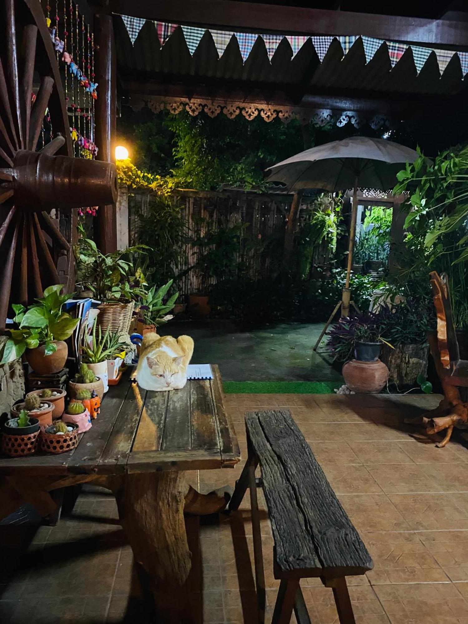 Banthai Guesthouse Phetchaburi Esterno foto